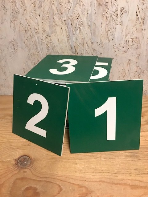 Numéros et lettres cross fond Vert  à visser 1 à 25 + Lettres 4A+4B+4C+2D
