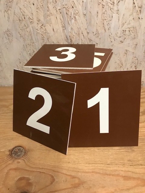 Numéros et lettres Marron à visser 1 à 25 + Lettres 4A+4B+4C+2D