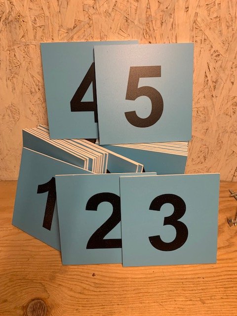 Numéros et lettres cross fond Bleu Ciel à visser.Numéros de 1 à 20  Lettres: 4xA +4xB +4xC +2xD
