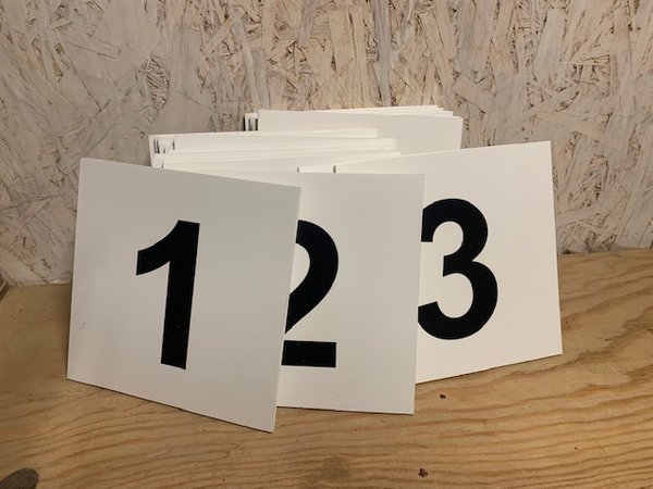 Numéros et lettres cross Fond Blanc à visser 1 à 25 + Lettres 4A+4B+4C+2D