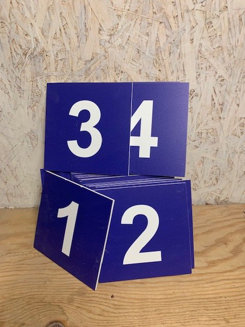 Numéros et lettres cross fond Bleu Foncé à visser.Numéros de 1 à 20  Lettres: 4xA +4xB +4xC +2xD